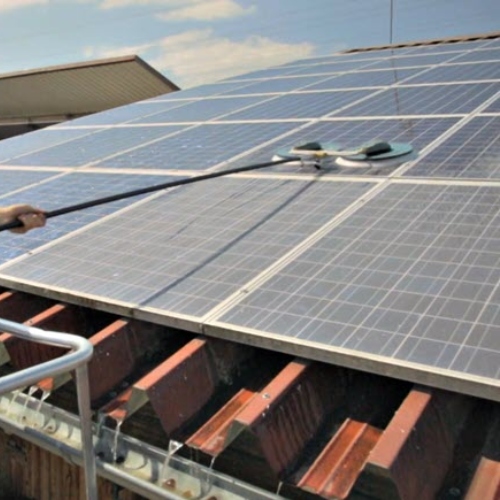 limpiando placa solar en tejado 