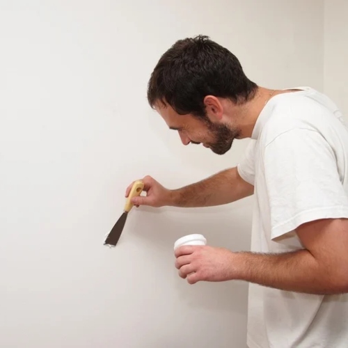 como arreglar tapar agujeros en la pared
