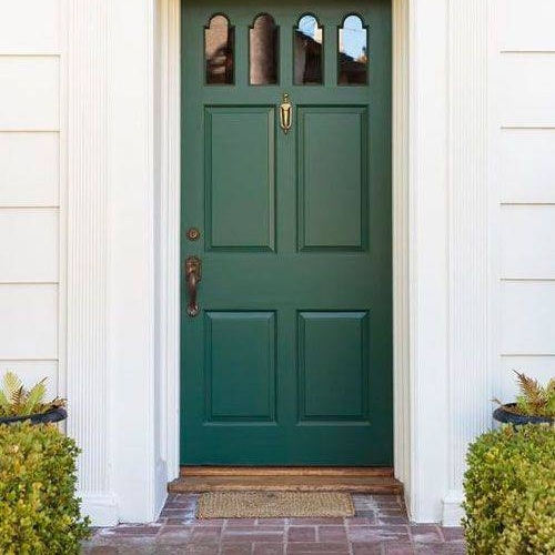 Puerta exterior de color verde 